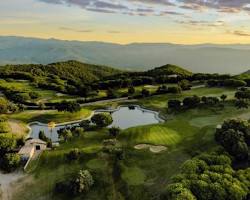 Club Golf d Aro Mas Nou erhöhter Berg Golfplatz mit Blick auf das Mittelmeer