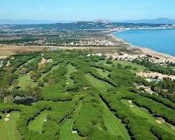Historischer Golfplatz Golf de Pals umgeben von alten Pinien an der Costa Brava