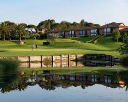 Das berühmte Loch 5 Inselgrün im Torremirona Golf Club an der Costa Brava